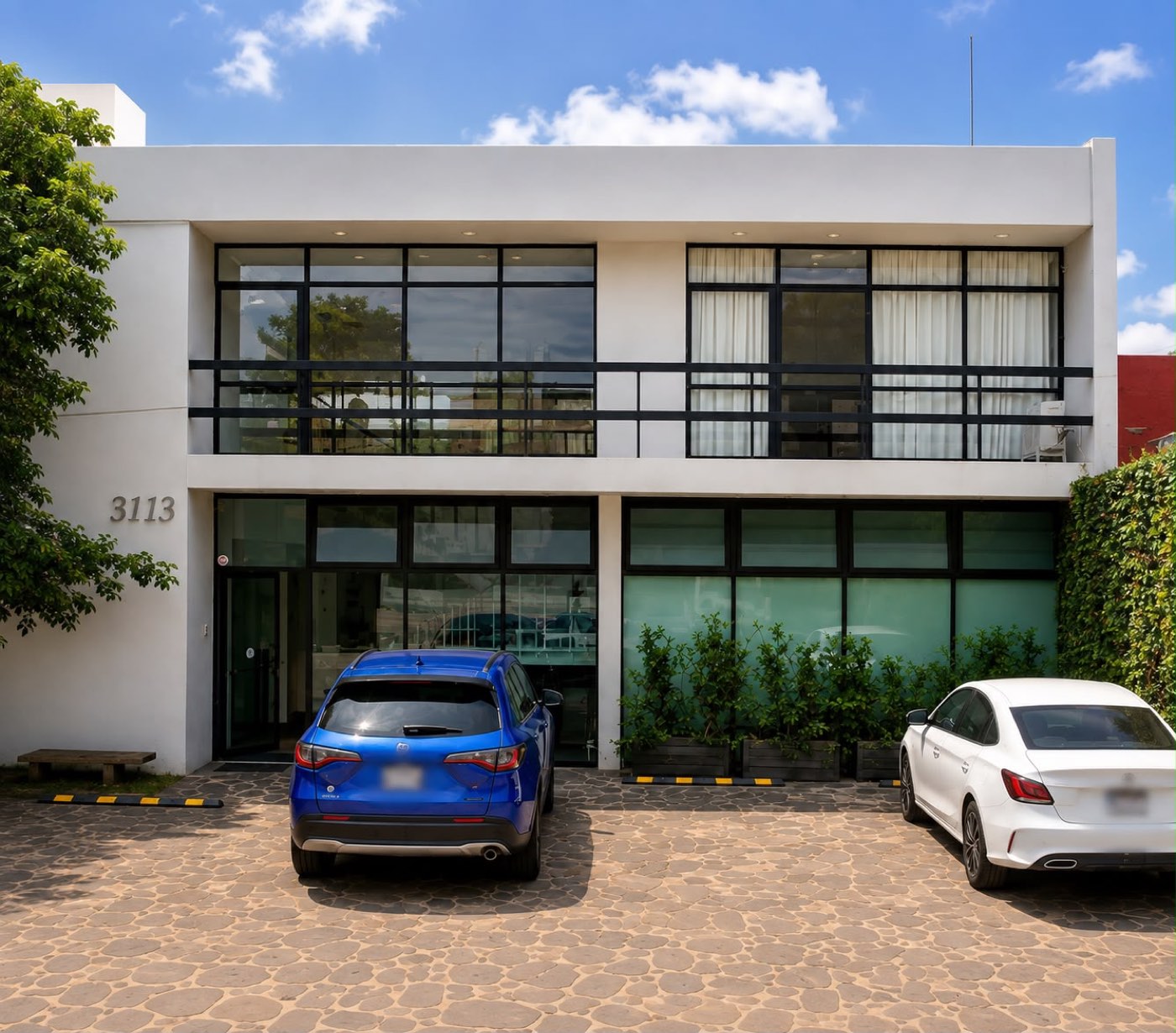 Fachada del edificio del consultorio, con el número 3113 sobre la entrada